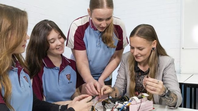 Australia đưa STEM vào đời sống, truyền lửa giúp nữ sinh tự tin làm chủ trí tuệ nhân tạo và công nghệ