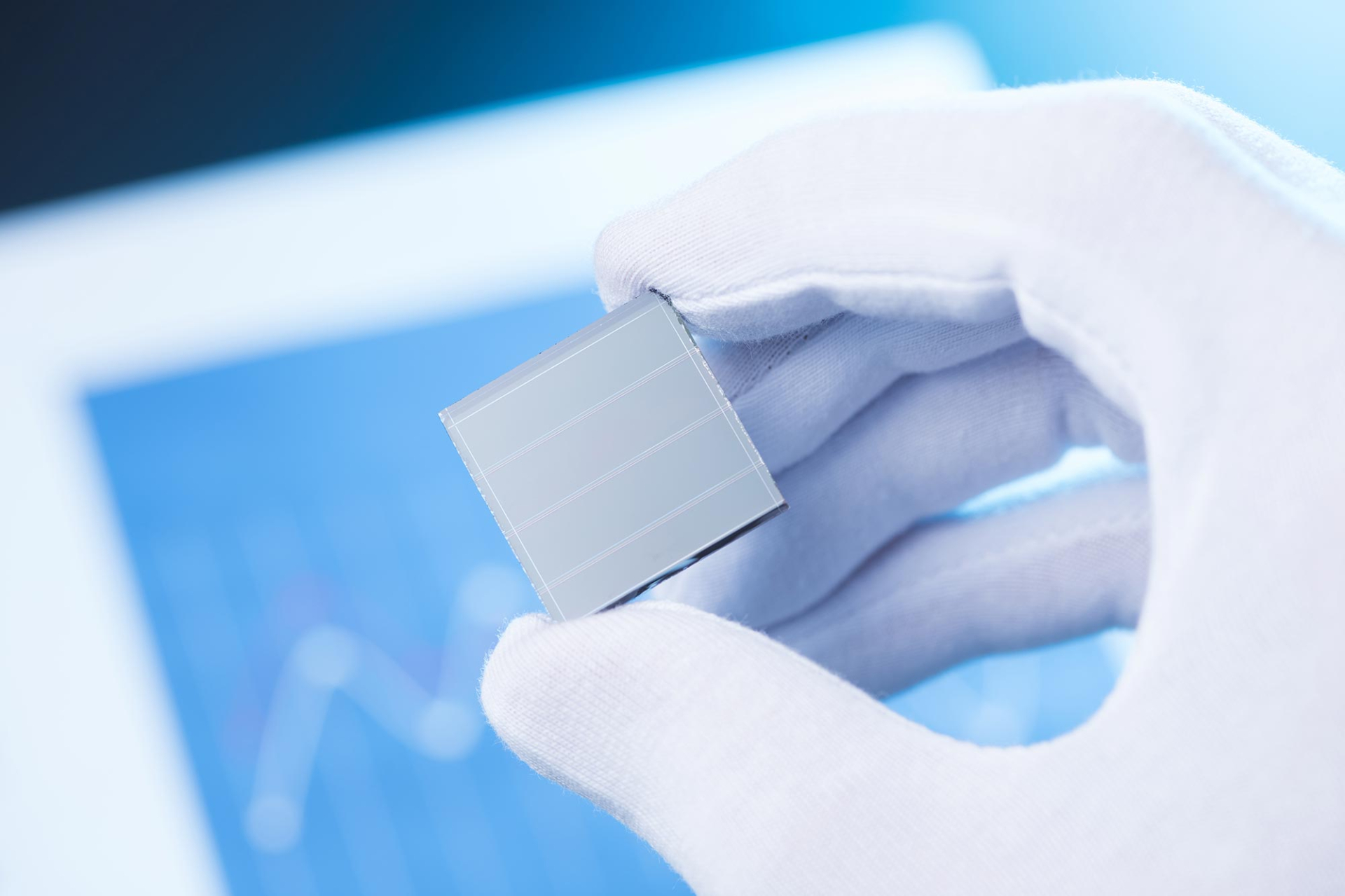 Đột phá công nghệ tấm pin mặt trời có thể tạo điện từ ánh nắng lẫn nước mưa