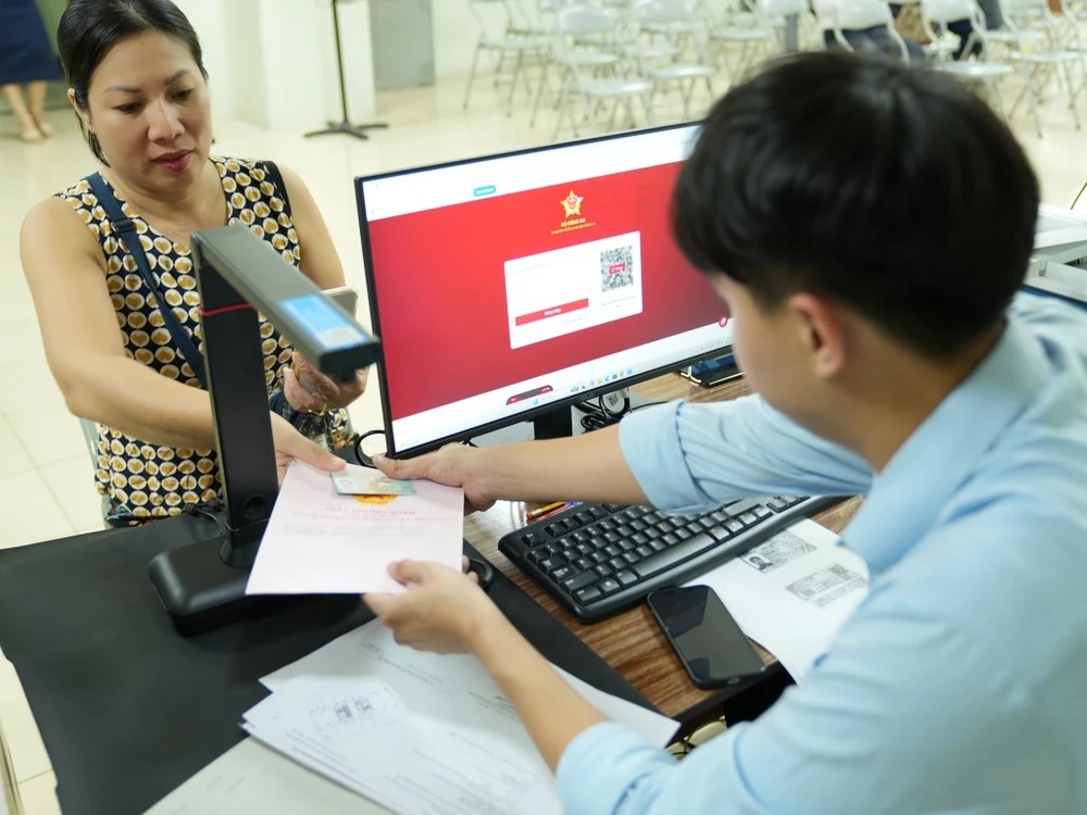   Nhịp cầu đầu tư   Chính sách Bình luận Không còn cảnh xếp hàng làm giấy tờ, Việt Nam hướng tới dịch vụ công số toàn diện vào 2035