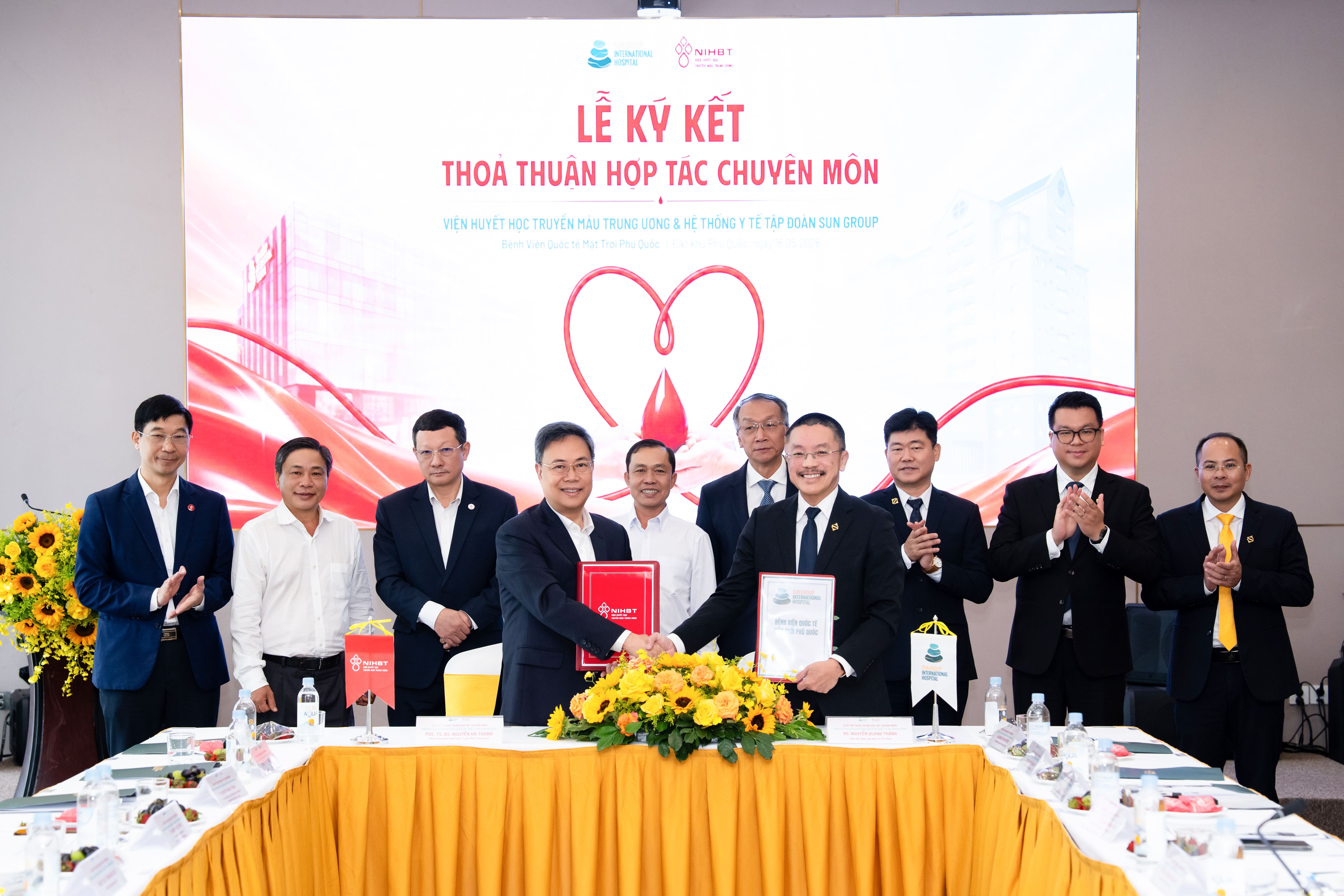 Bệnh viện Quốc tế Mặt Trời Phú Quốc và Viện Huyết học – Truyền máu Trung ương ký kết hợp tác chuyên môn, nâng cao năng lực huyết học – truyền máu