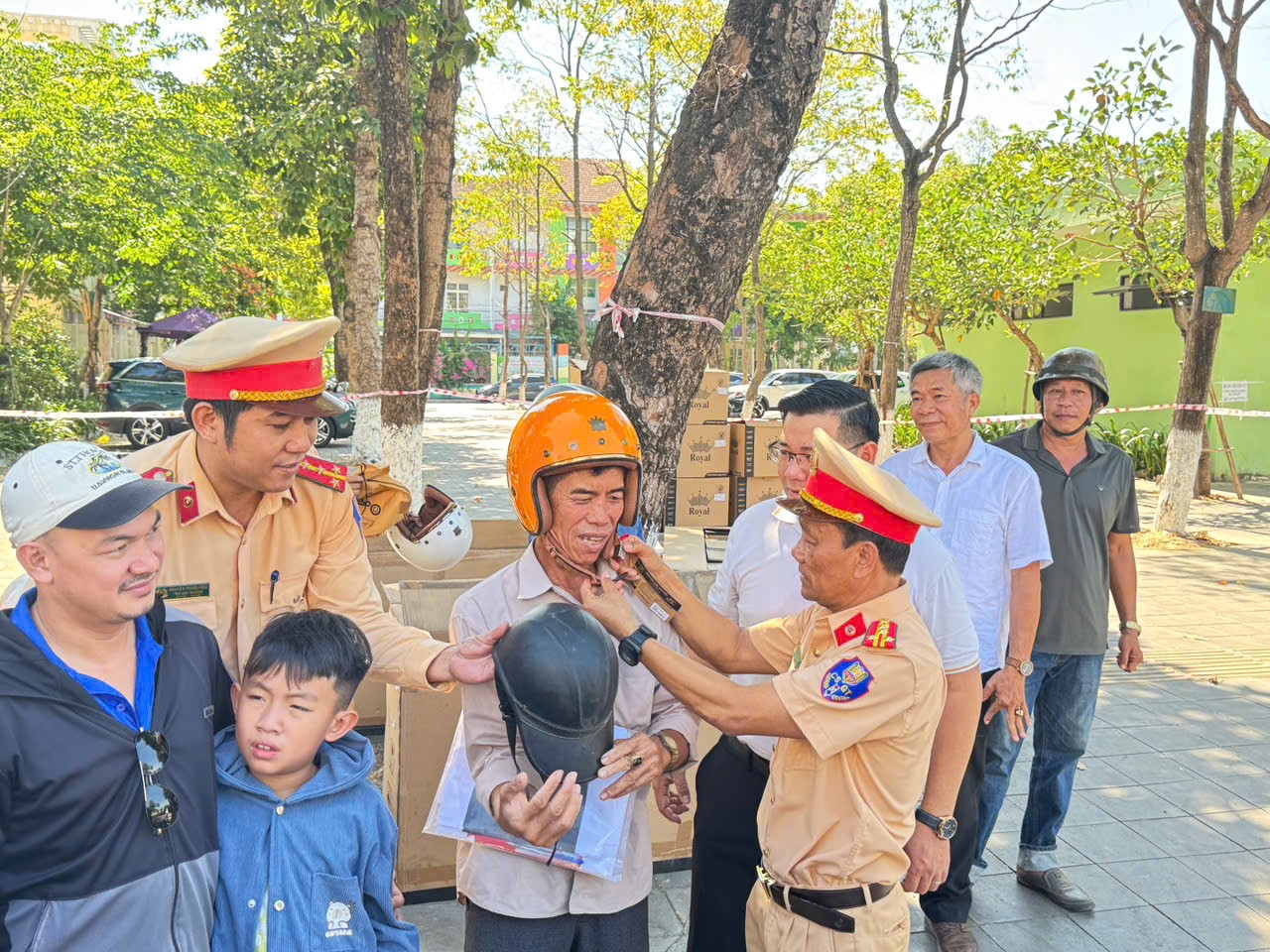 Quảng Ngãi: Khi CSGT trao mũ bảo hiểm thay vì xử phạt