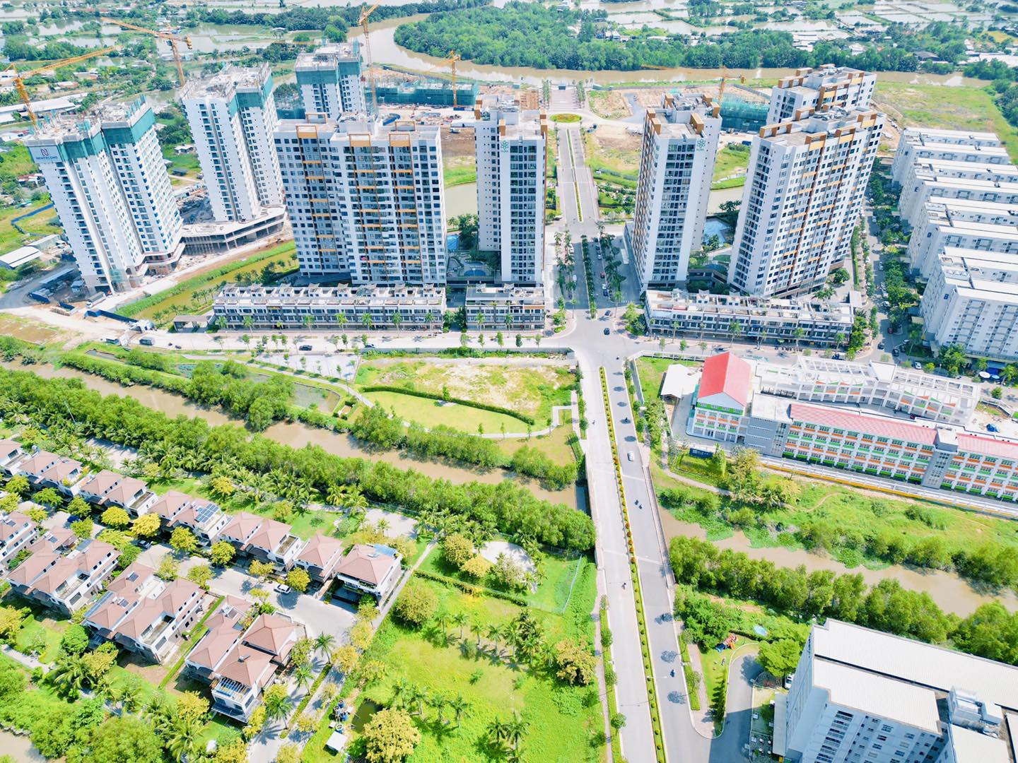 Nhà ở vừa túi tiền tại TP.HCM 'nhỏ giọt', người mua săn nhà vùng lân cận