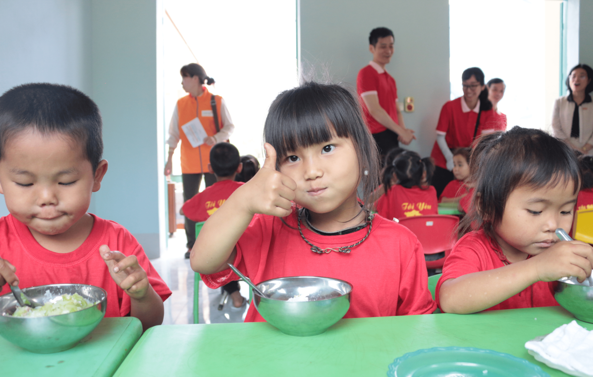 Tiếp tục triển khai và mở rộng quy mô chương trình hỗ trợ bữa ăn học đường “Smiles & Health for Children”