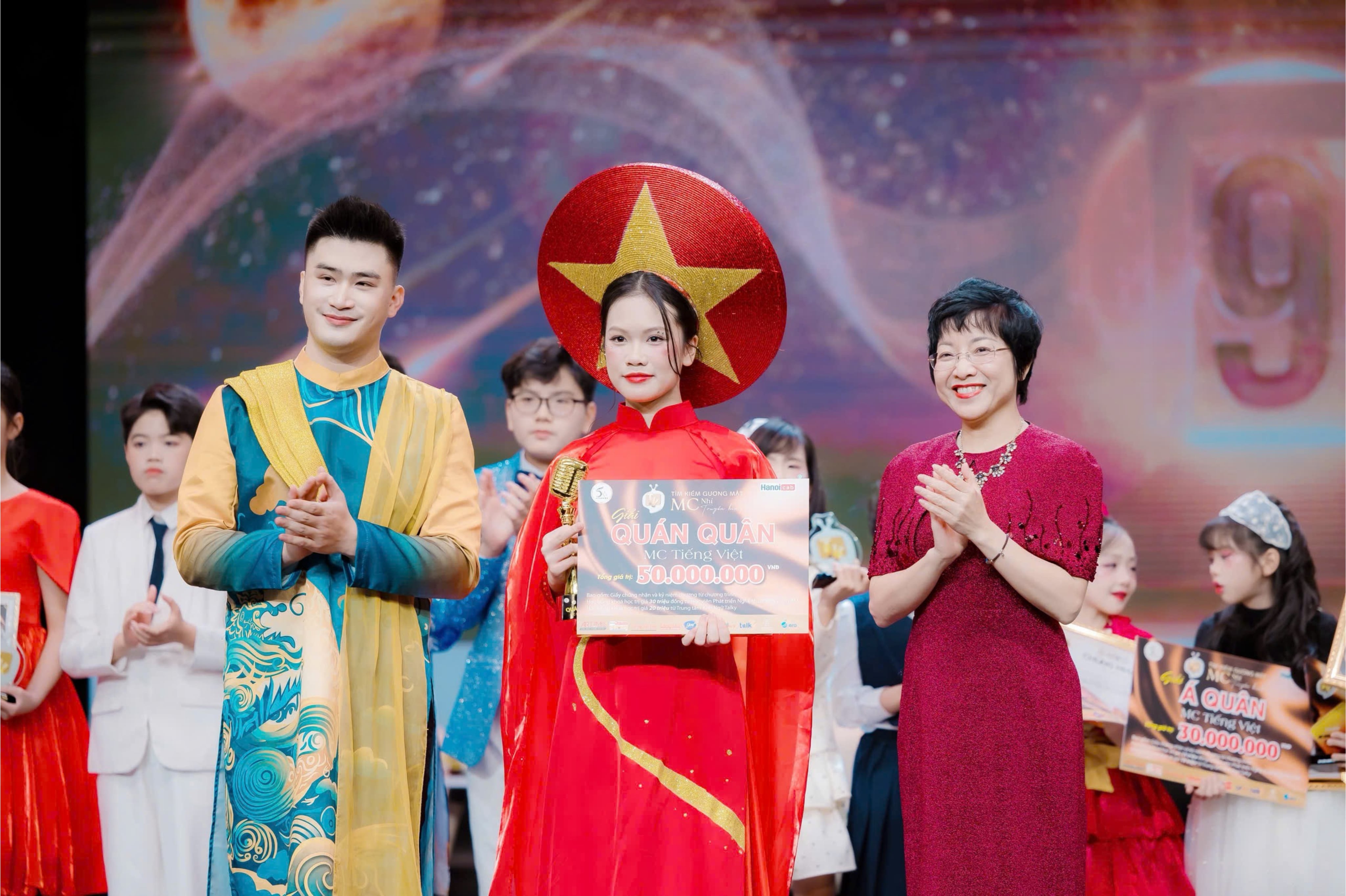 Trần Gia Hân đăng quang Quán quân MC Nhí Truyền hình mùa đầu tiên