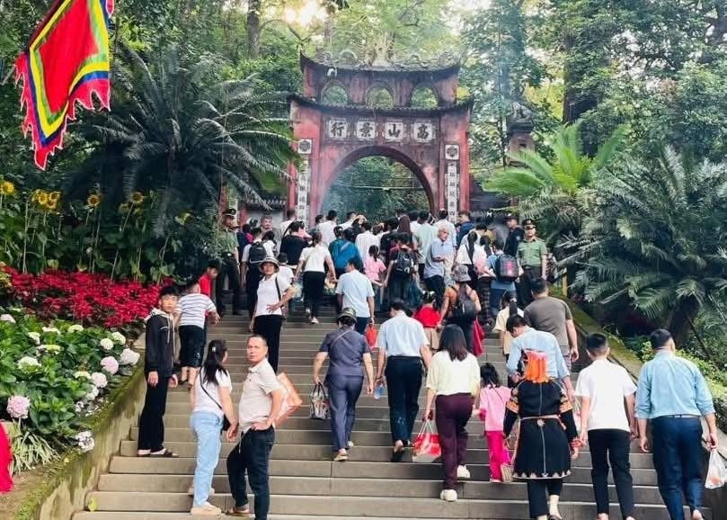 Ngày đầu nghỉ lễ: Biển người đổ về Đất Tổ, không khí lễ hội sôi động từ sớm