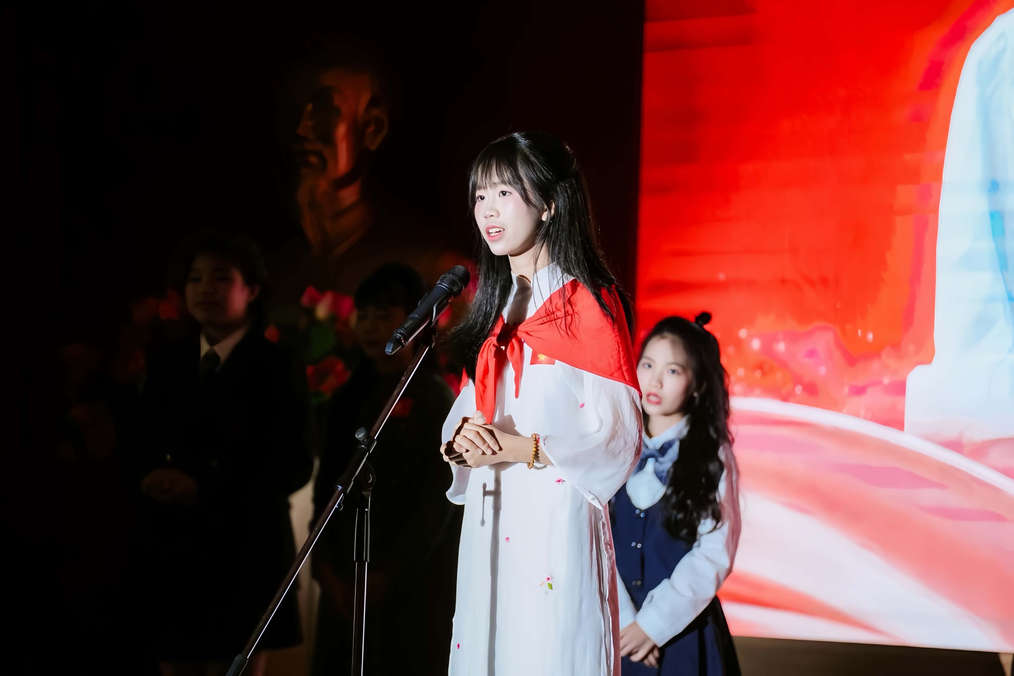 Nữ sinh Hà Tĩnh gây ấn tượng với màn thể hiện ba ngôn ngữ, ẵm trọn giải thưởng 'Thí sinh được yêu thích nhất' tại cuộc thi 'Oanh Vàng Kể Chuyện' mùa đầu tiên 