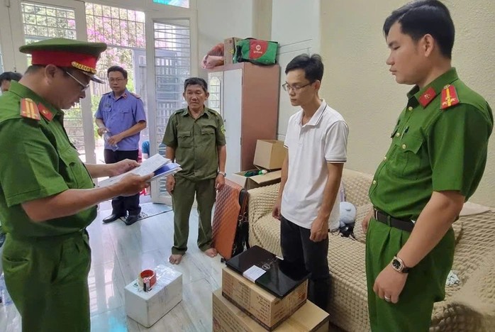 Công an ập vào khám xét nơi ở, nơi làm việc, bắt tạm giam quản lý Trần Minh Duy SN 1990