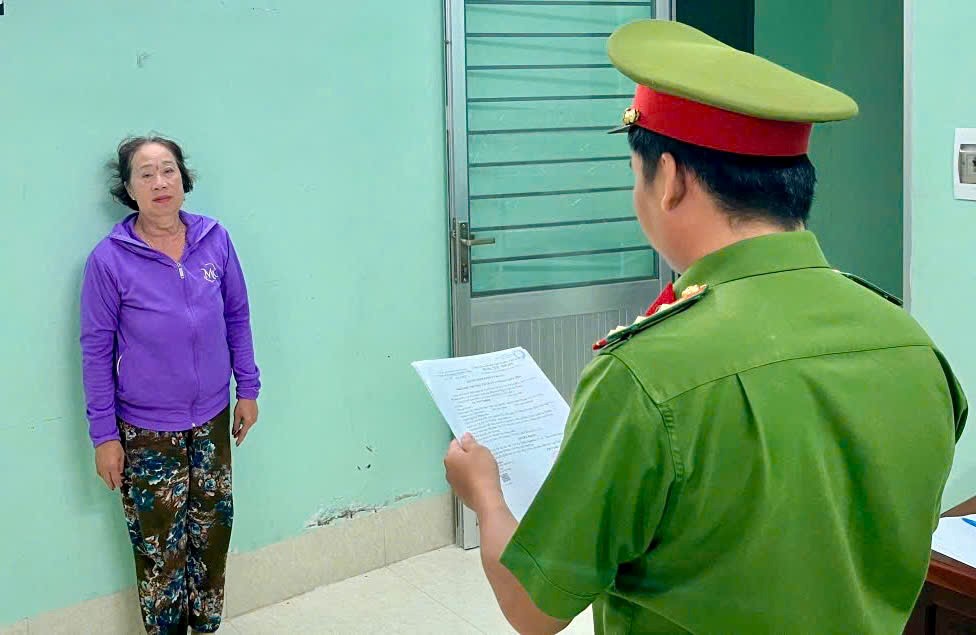 Bắt giữ bà Lý Thái Nghiếm khi đang đứng trước cửa nhà cùng nhiều bao tải