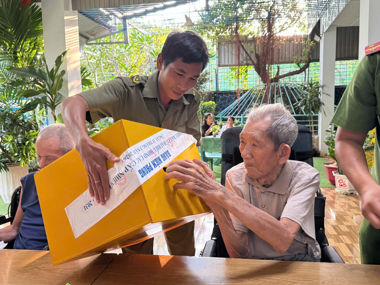 Thùng phiếu đến viện dưỡng lão, người cao tuổi vui mừng thực hiện quyền công dân