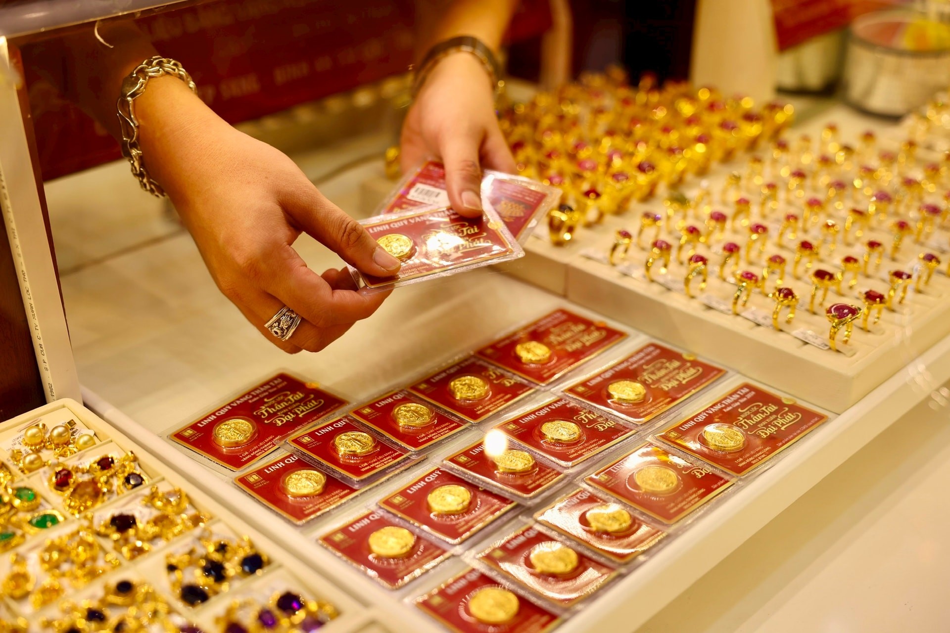 Giá vàng tăng trở lại, tỷ giá USD tiếp tục leo thang