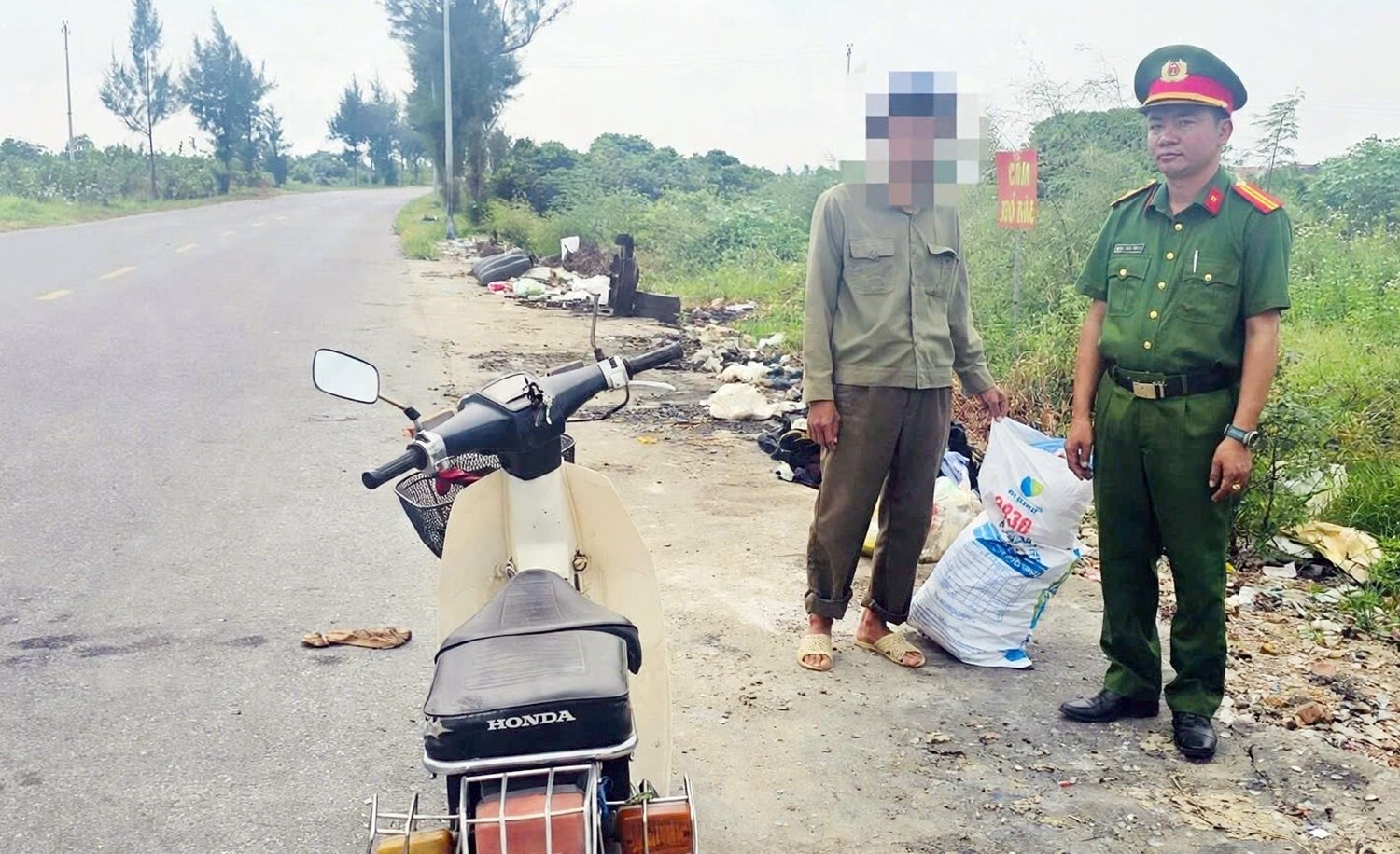 Công an xã Hà Bắc (Hải Phòng) xử lý 8 trường hợp đổ rác, chất thải rắn trái quy định gây ô nhiễm môi trường