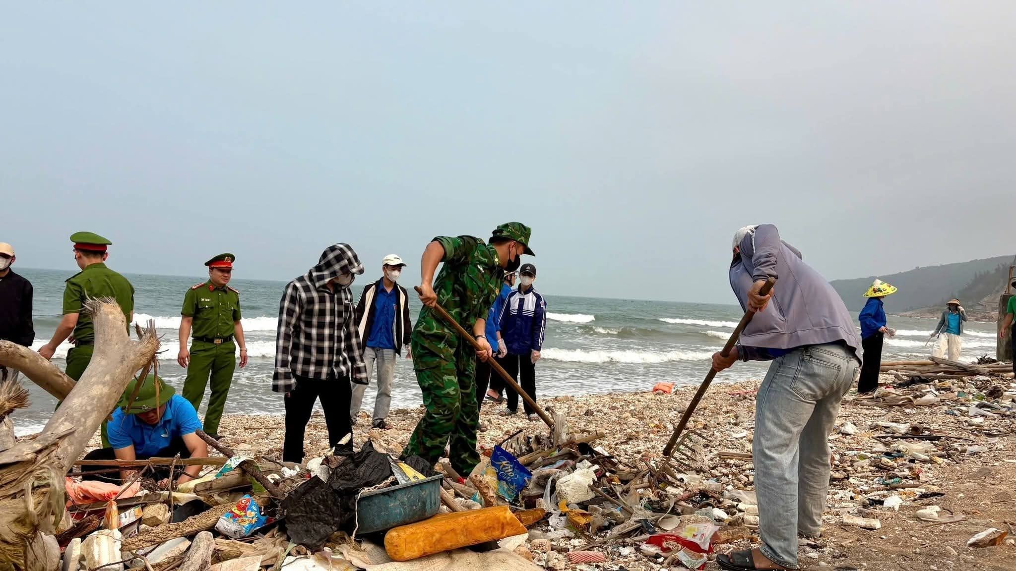 Hơn 500 người ra quân làm sạch biển, sẵn sàng đón mùa du lịch 2026