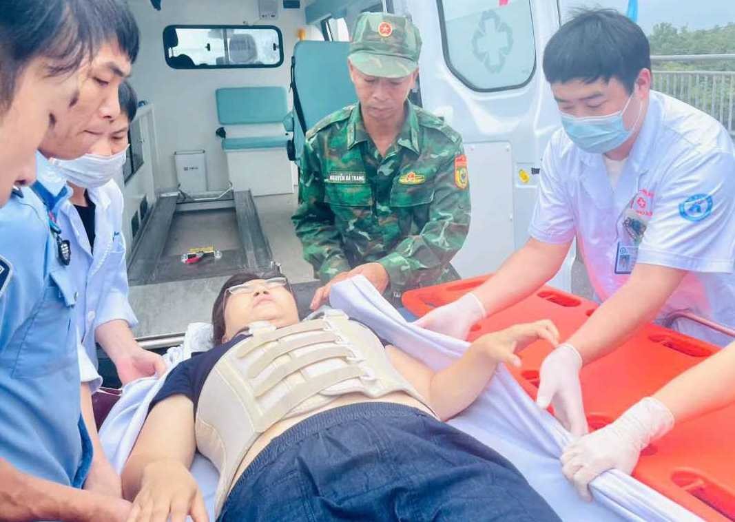 Mở luồng xanh cho xe cứu thương cấp cứu bệnh nhân vì mục đích nhân đạo
