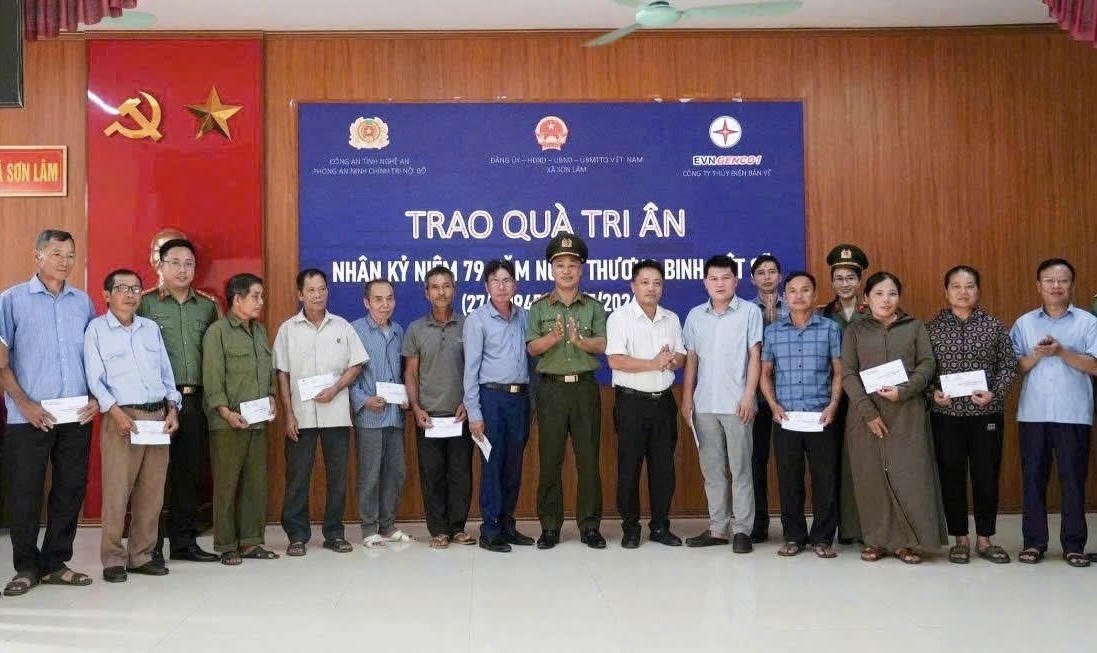 Công an tỉnh Nghệ An và Công ty Thuỷ điện Bản Vẽ tri ân các gia đình chính sách và người có công với cách mạng