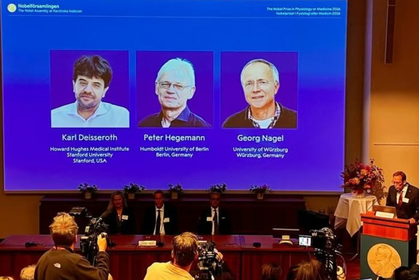 Nobel Y sinh 2026 vinh danh ba nhà khoa học với công trình về quang di truyền học