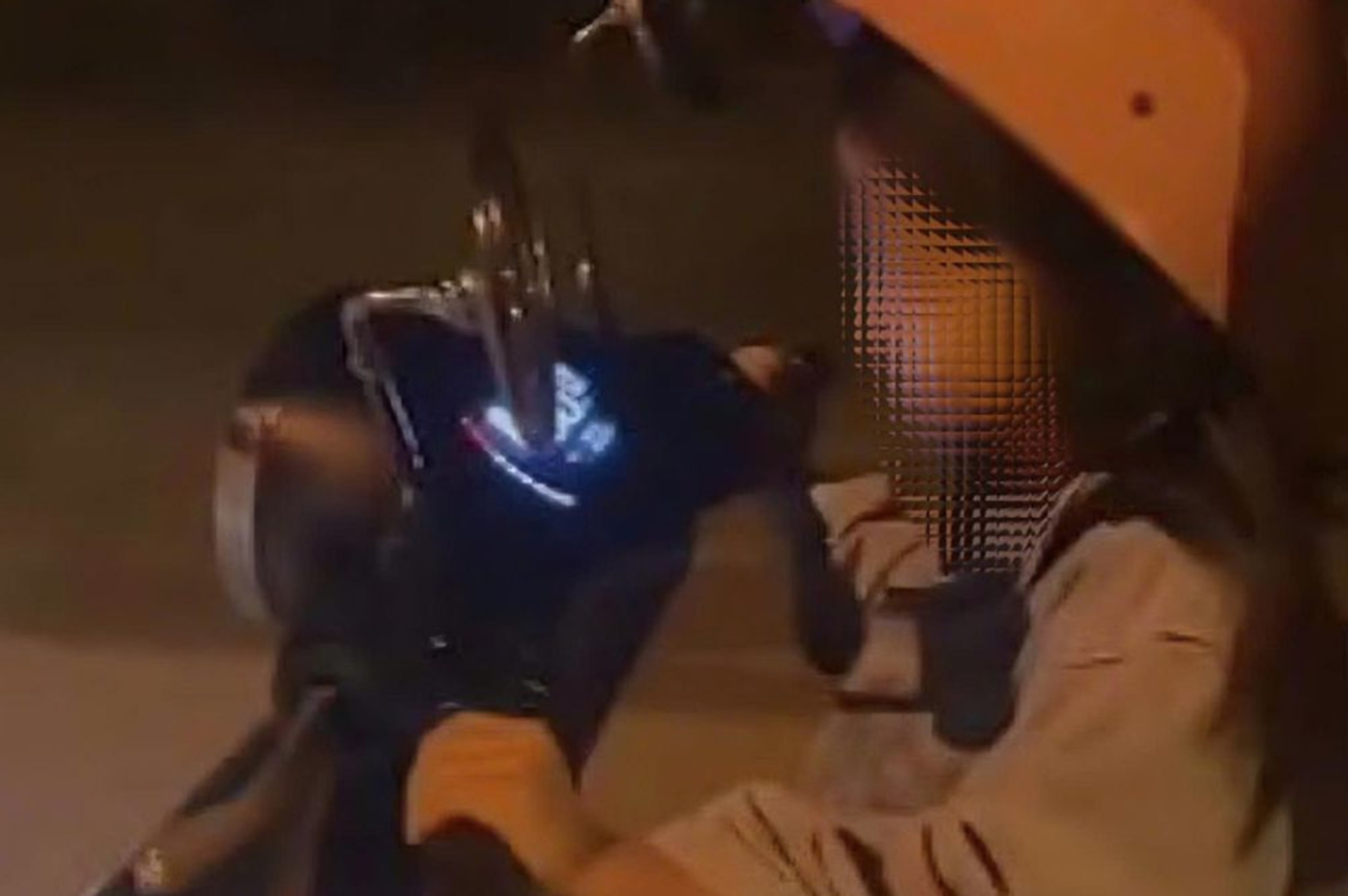 Cháu bé 5 tuổi lái xe máy điện ngoài đường ở Quảng Ninh: Mời phụ huynh lên phường