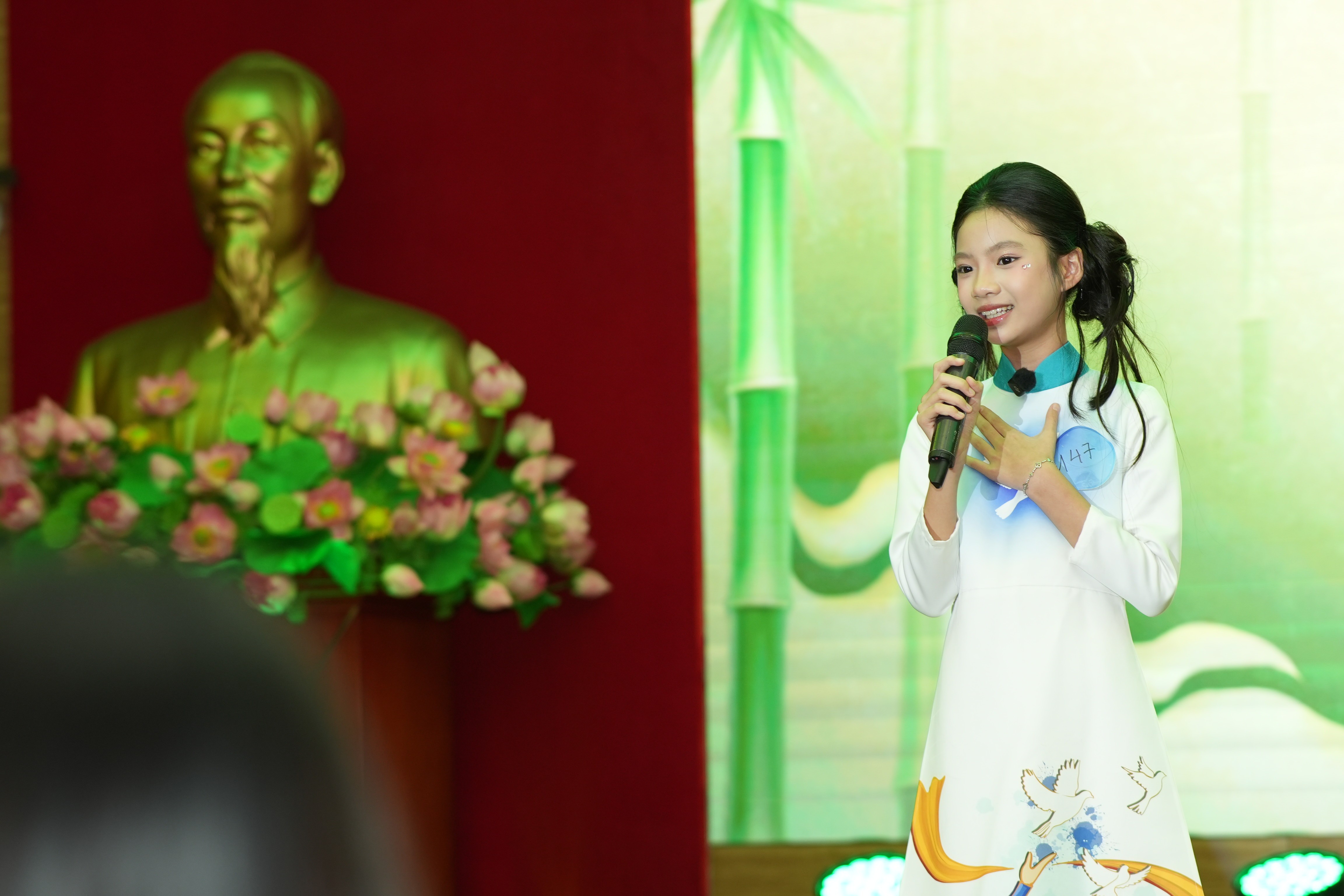 Thanh âm 'À ơi' chạm vào ký ức tại sân khấu 'Oanh Vàng Kể Chuyện - Mùa 2'