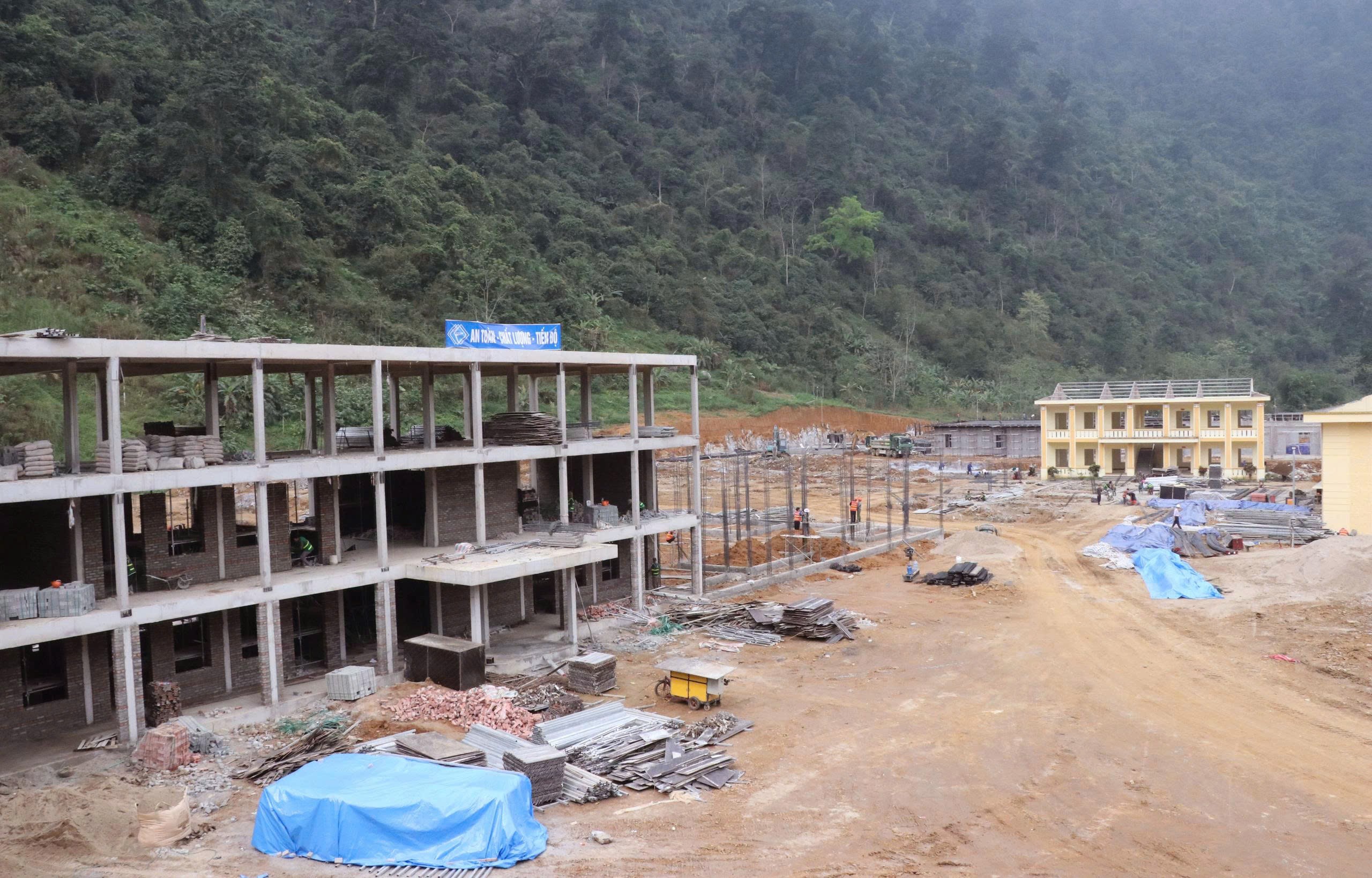 Khi những ngôi trường mới đang thành hình giữa đại ngàn