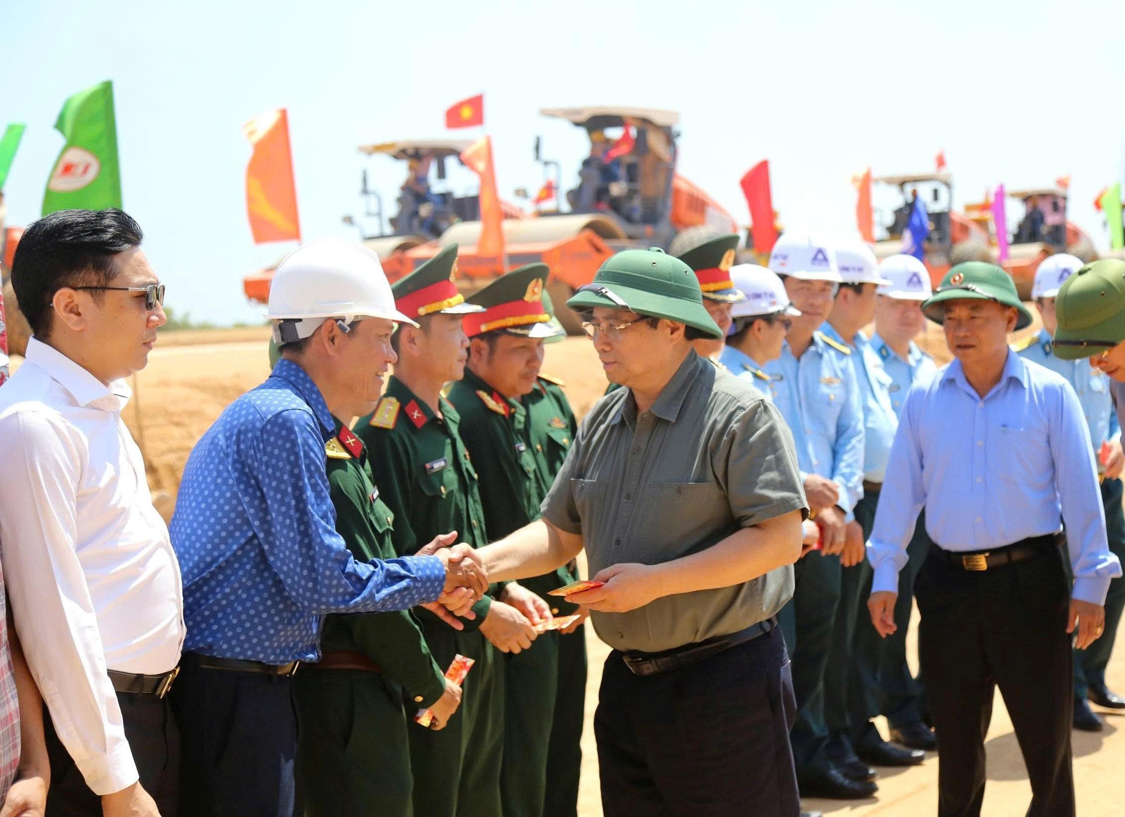 Gia Lai: Thủ tướng Chính phủ Phạm Minh Chính kiểm tra dự án đường băng số 2 Cảng hàng không Phù Cát