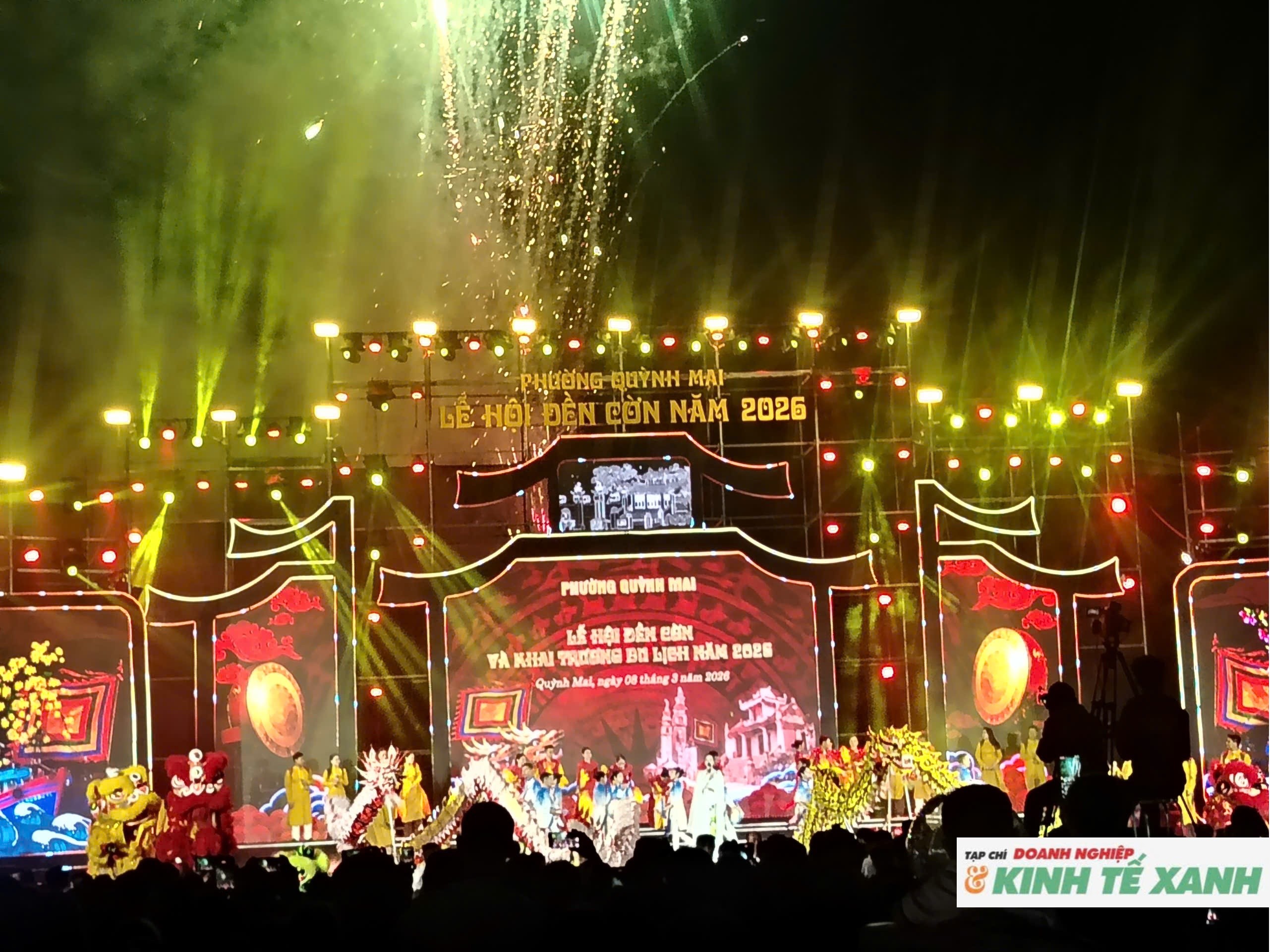 Hàng nghìn du khách đổ về lễ hội đền Cờn - ngôi đền linh thiêng bậc nhất xứ Nghệ